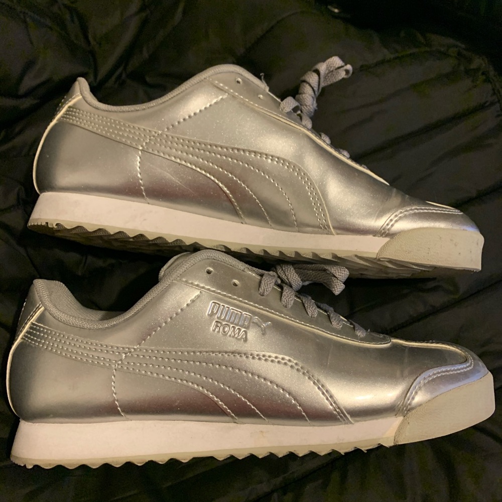 Metallic Silver PUMA ROMA shoes 👟